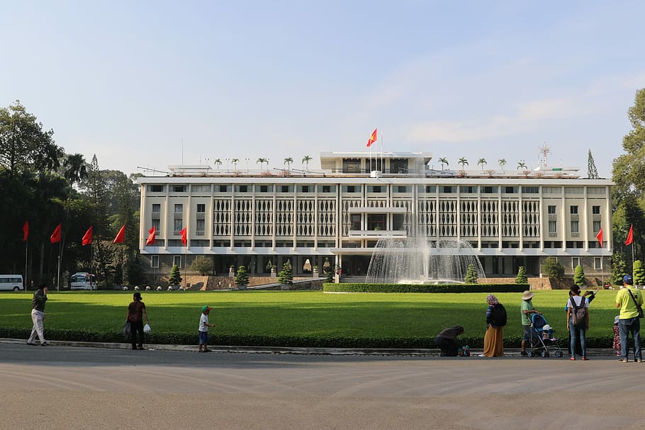 people near water fountain, Vietnam, Museum, Presidential Palace