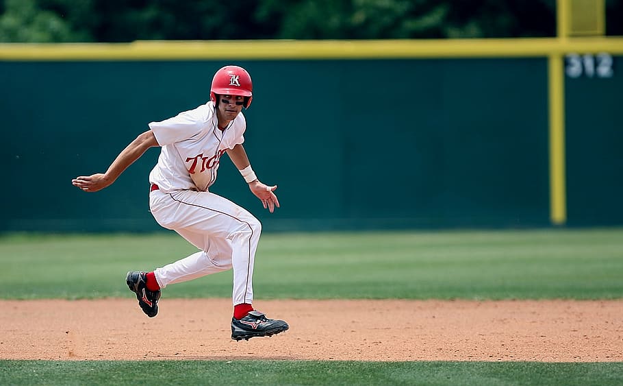 selective focus photography of baseball player on field at daytime HD wallpaper