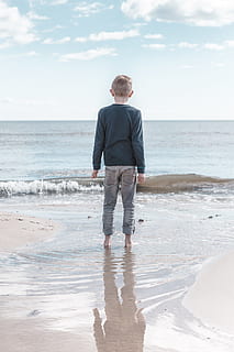 boy on seashore during day time, kid, beach, think, hipster HD wallpaper