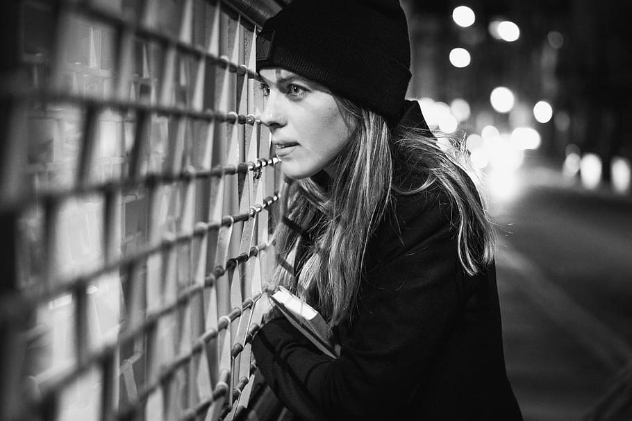 Urban Wanderer, grayscale photo of woman looking through fence, HD wallpaper