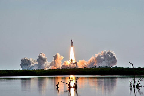 rocket launching near body of water, discovery space shuttle HD wallpaper