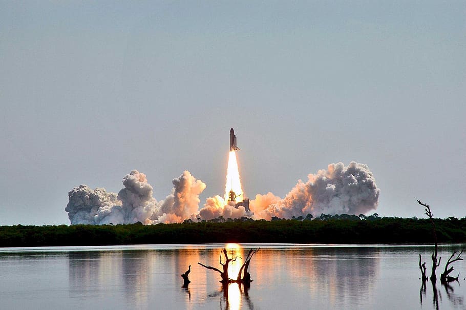 rocket launching near body of water, discovery space shuttle HD wallpaper