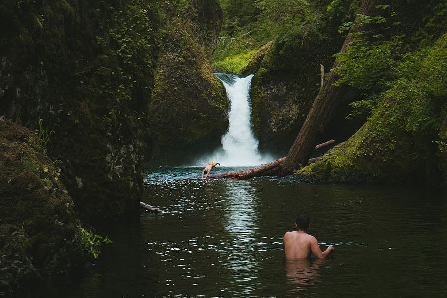 Near water. Ужин на воде водопада. Река времени погружение в лету. Ecotourism. Nearby Waterfall.