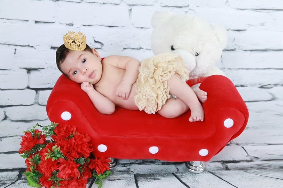 tenderness, couch, pose, newborn, baby, girl, child, innocence HD wallpaper