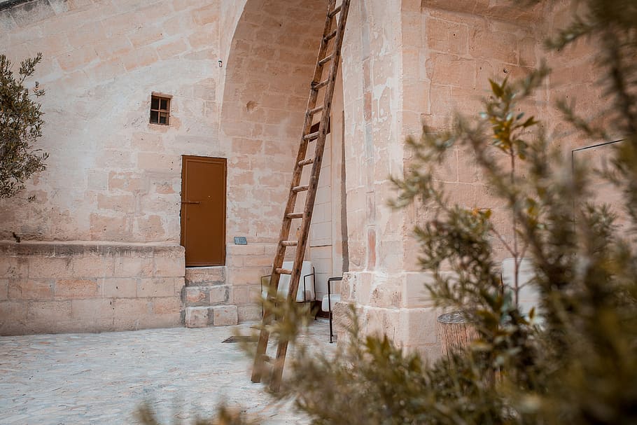 brown wooden ladder beside door, brown wooden ladder lean on wall HD wallpaper
