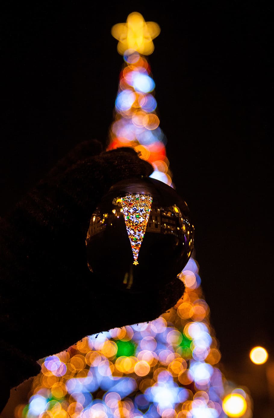christmas, tree, lights, dark, lighting, bokeh, hand, ball HD wallpaper