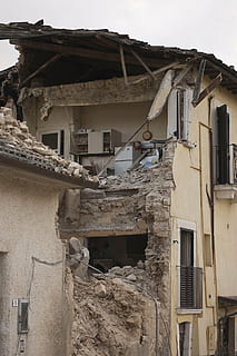 wrecked beige concrete house, earthquake, rubble, collapse HD wallpaper