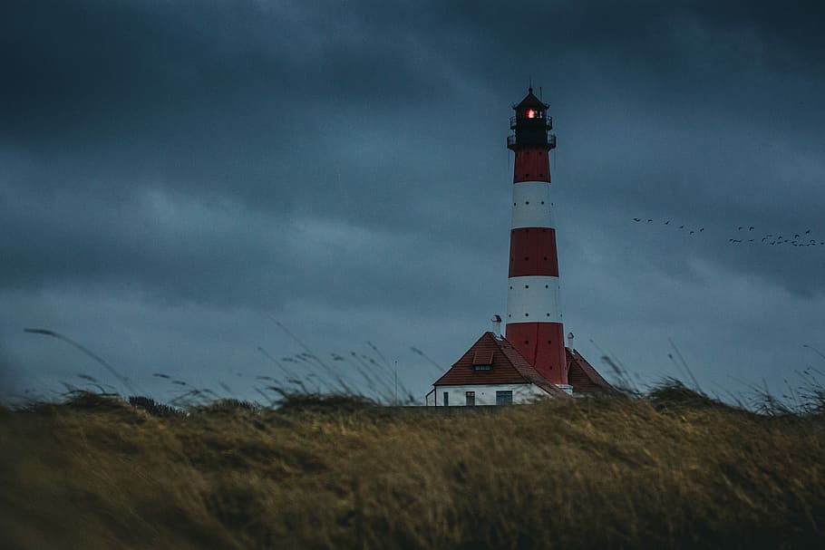 white and red lighthouse under blue sky, red and white lighthouse under gray sky HD wallpaper