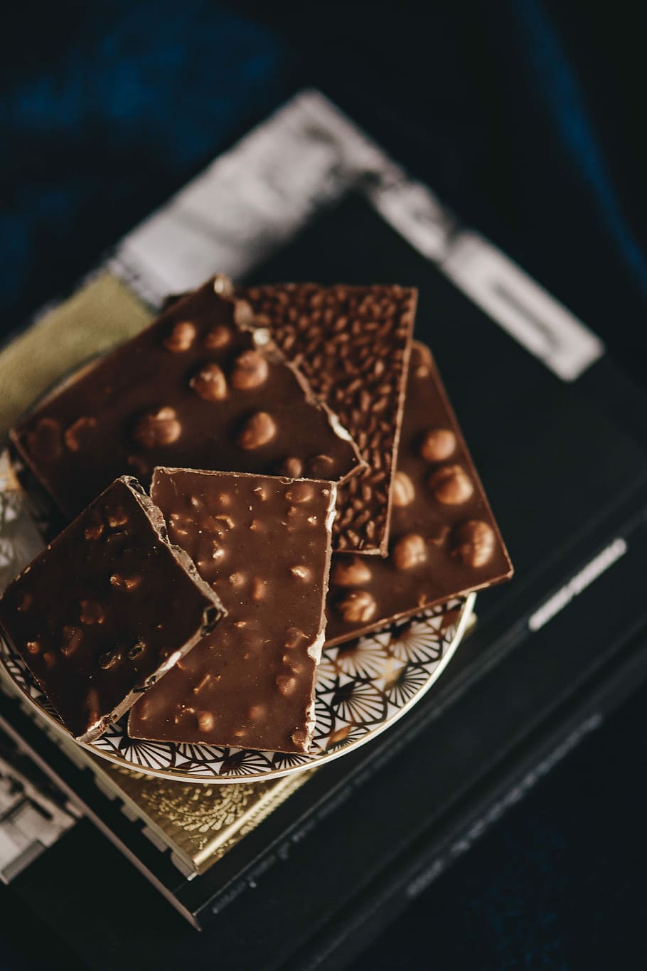 Close up a nut chocolate bar, sweet, candy, dark, dessert, food, HD wallpaper