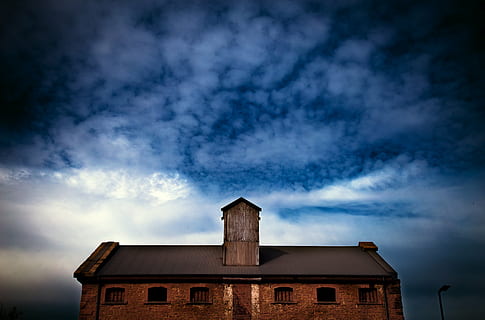 landscape photography of brown stone house during night, warehouse HD wallpaper