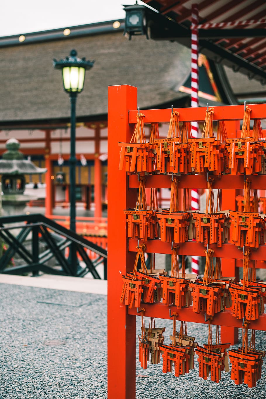 shallow focus photography of wooden chimes, red display decor lot HD wallpaper