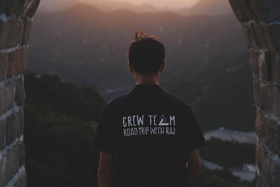 person black Grew Team-printed shirt, person wearing black Crew Tech crew-neck t-shirt, HD wallpaper