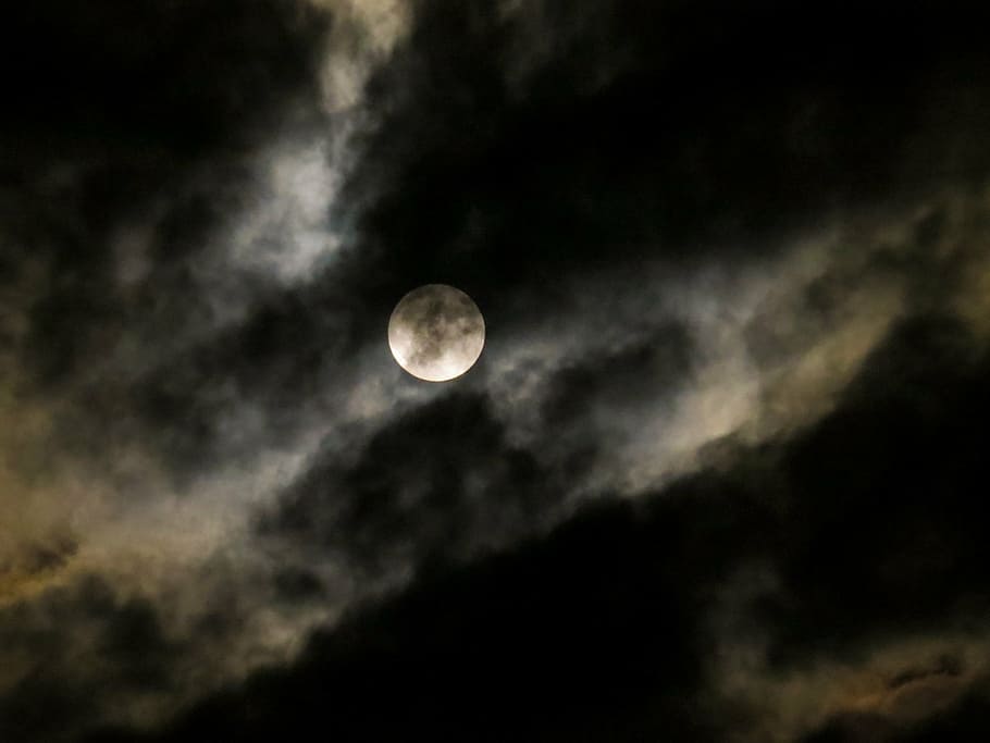 white moon under clouds at nighttime, moonlight, before lunar eclipse HD wallpaper