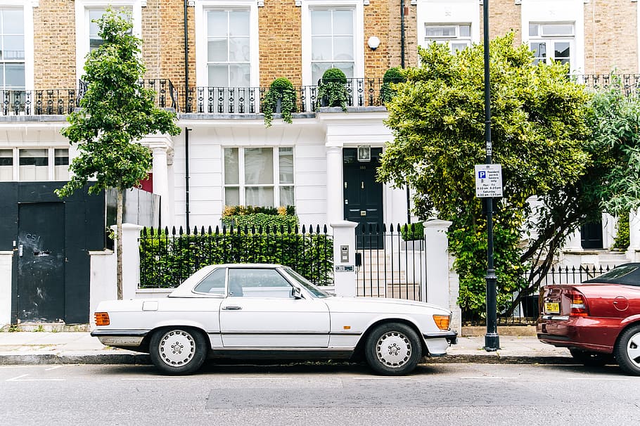 White Coupe Near Brown and White Concrete Building, architecture HD wallpaper