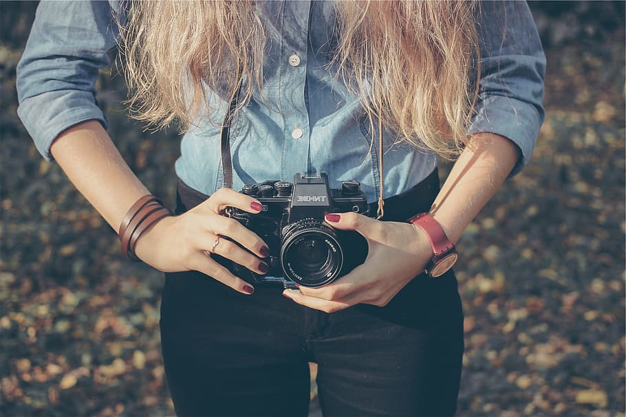 woman holding black DSLR camera during daytime, photo, taking, HD wallpaper