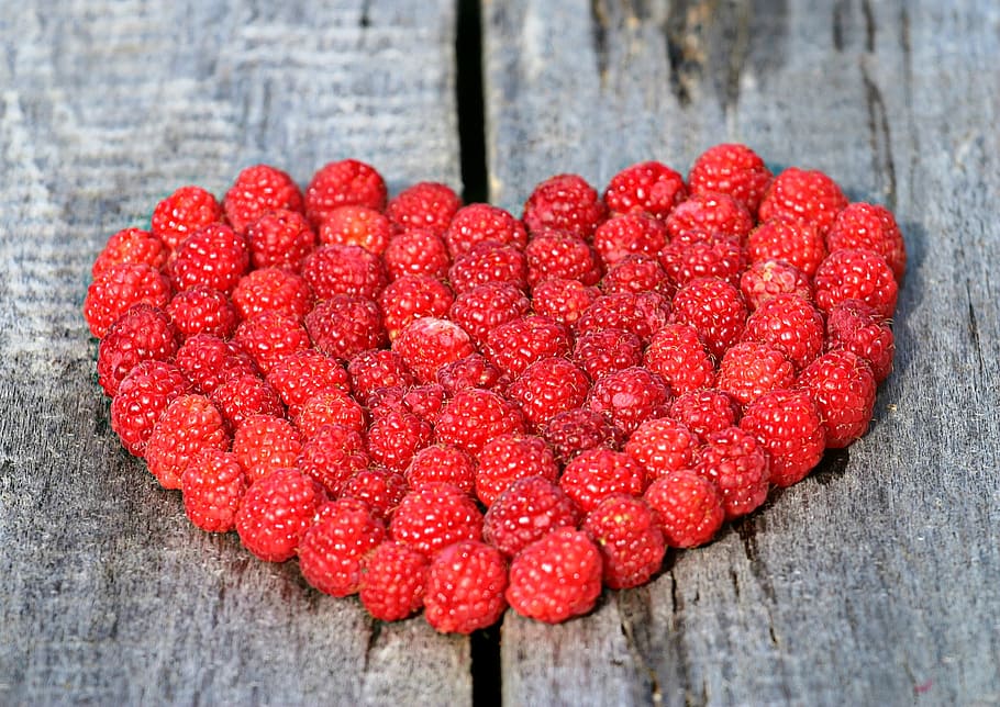 raspberry lot, heart, board, love, ripe, red, symbol, happiness HD wallpaper