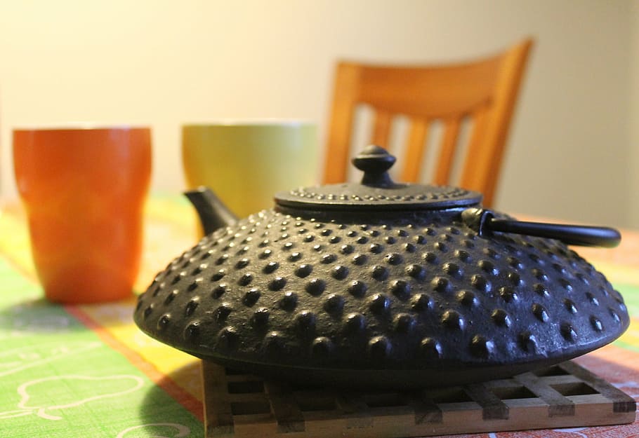 close-up photo of black tureen, teapot, mugs, cast iron, cup HD wallpaper