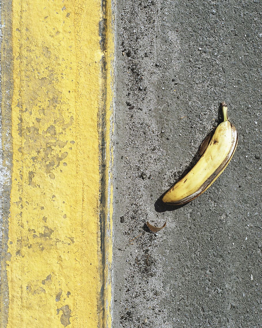banana peel on the road, ripe banana on gray asphalt road during daytime, HD wallpaper