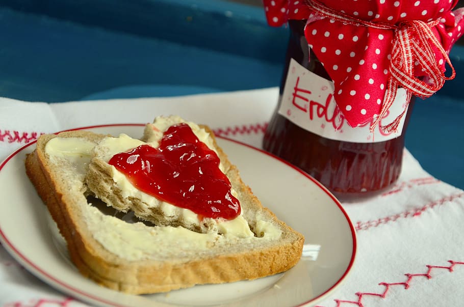 bread with hearth shaped designed on top of white ceramic saucer behind of red glass bottle, HD wallpaper