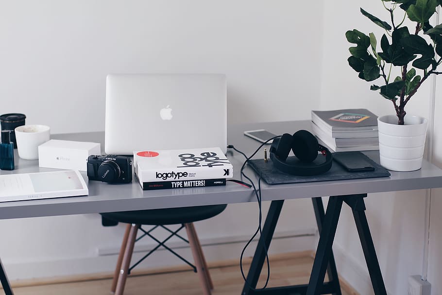 silver MacBook on top of table, Setup, desk, chair, technology HD wallpaper