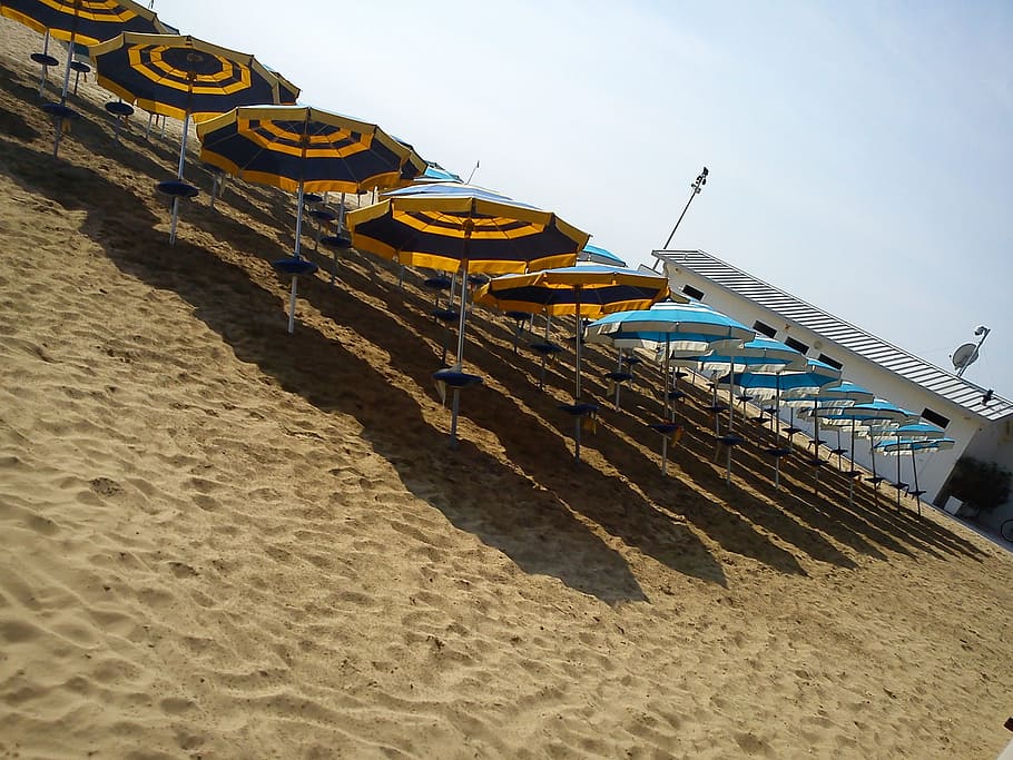 parasols, beach, tilted, rotated, askew, optical deception HD wallpaper