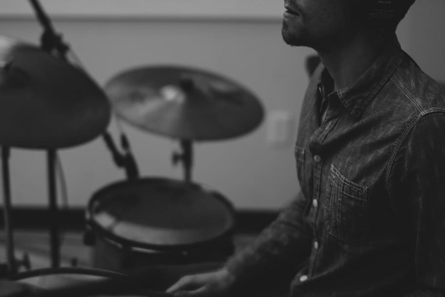 grayscale photo of man playing drum, person playing drum set grayscale photo HD wallpaper