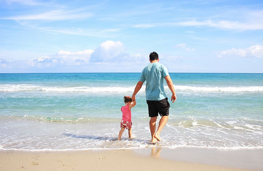 man holding girl beside seashore, father, daughter, beach, family, HD wallpaper