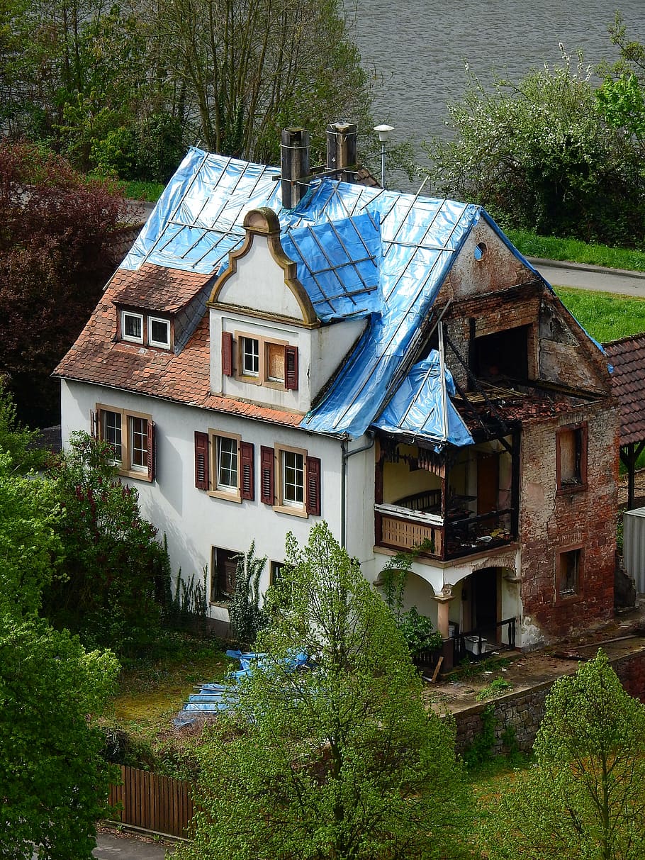 Renovating old house. Сломанный дом. Реконструкция старого дома. Собрать дом. Картинка реконструкция домов.