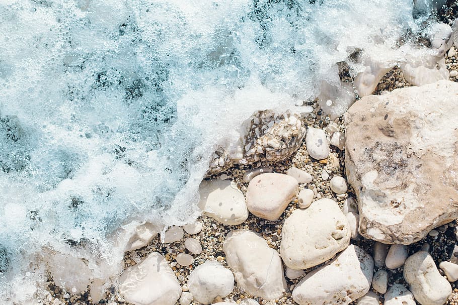 bubble ocean on white stone, sea waves crashing on white stones at daytime HD wallpaper