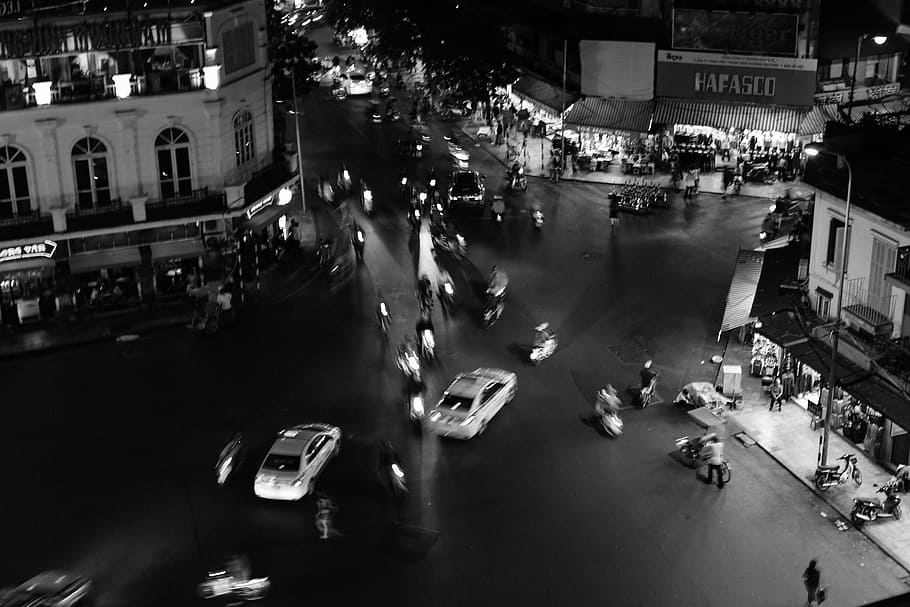 gray scale photo of intersection, grayscale photo of crowd of people on road near building, HD wallpaper