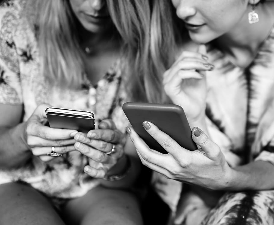 two woman using smartphones, technology, girlfriends, online HD wallpaper
