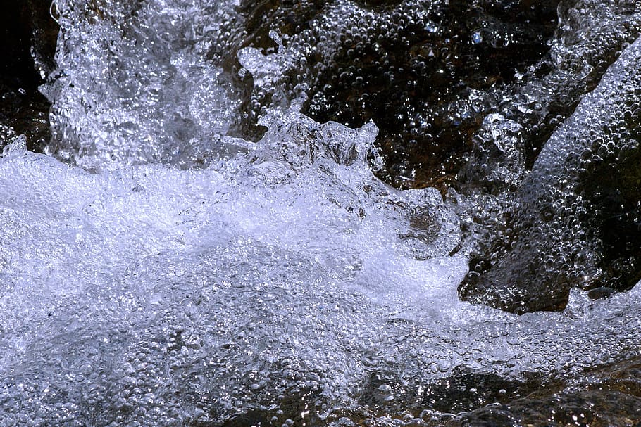 water bubbles, flow, clear, nature, bach, water feature, stone HD wallpaper