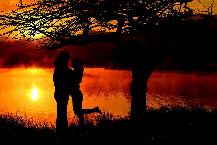 silhouette photo of couple hugging near body of water, sunset, HD wallpaper