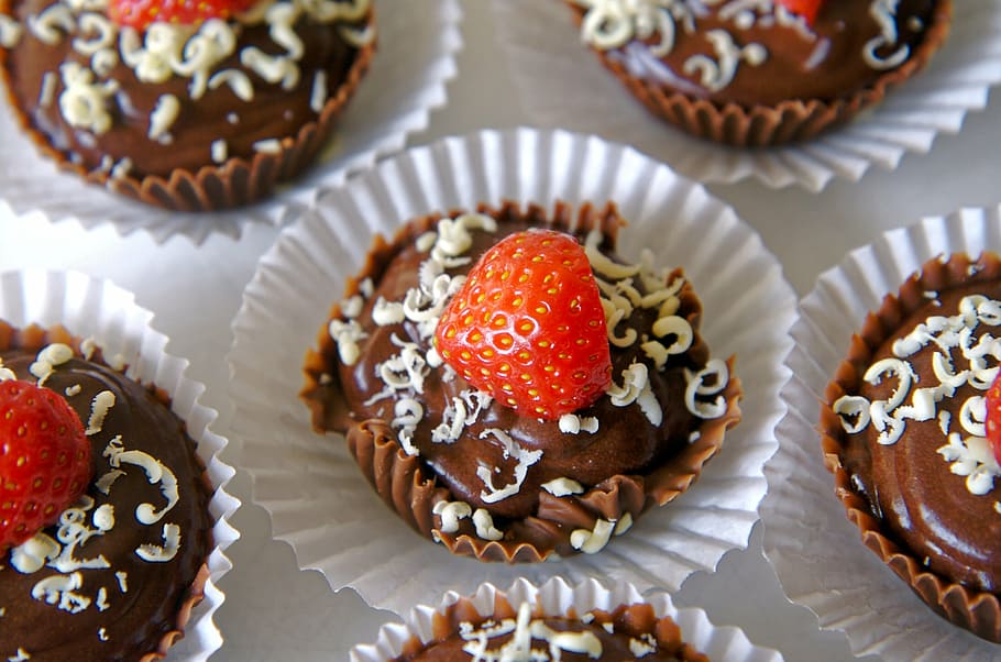 chocolate strawberry muffin, cake, cupcake, sweet, food, dessert, HD wallpaper