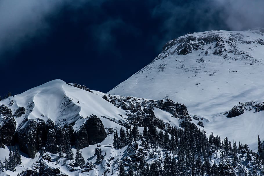 snow coated mountain, mountain covered in snow under blue sky at daytime HD wallpaper