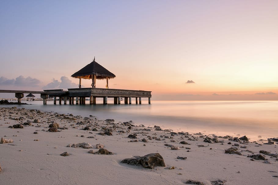 brown hutch on boat dock, wooden hut on dock at beach during daytime HD wallpaper
