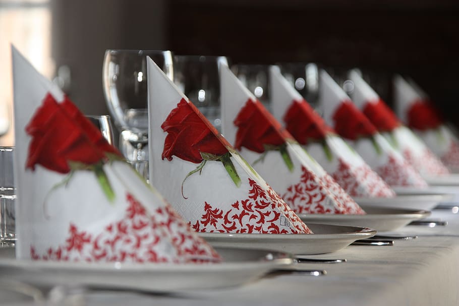 white-and-red rose graphic paper towel on arrange plate placed on table HD wallpaper