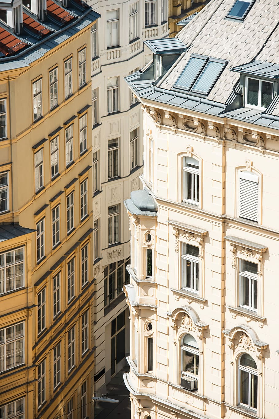 bird's-eye view of high-rise buildings, brown and white concrete buildings HD wallpaper