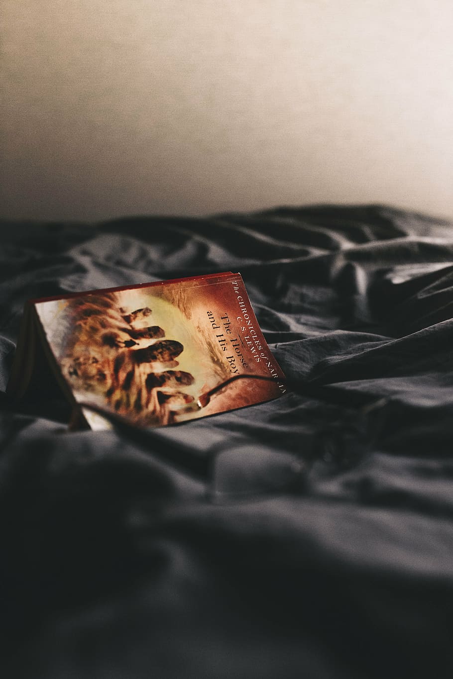 brown and gray textbook on black textile, bed, sheet, read HD wallpaper