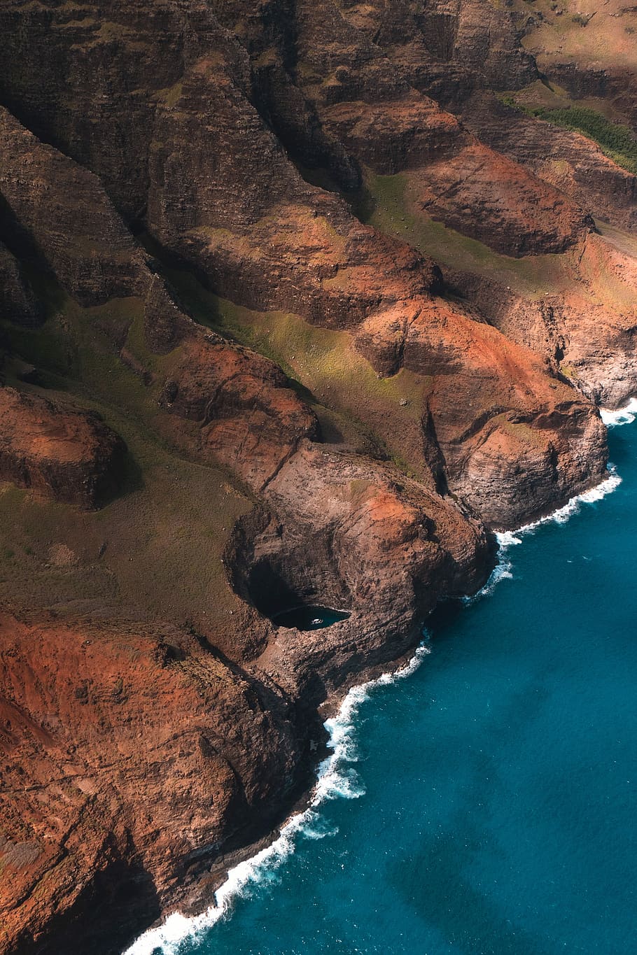 aerial photography of rock formations, aerial photography of cliff near seashore during daytime HD wallpaper