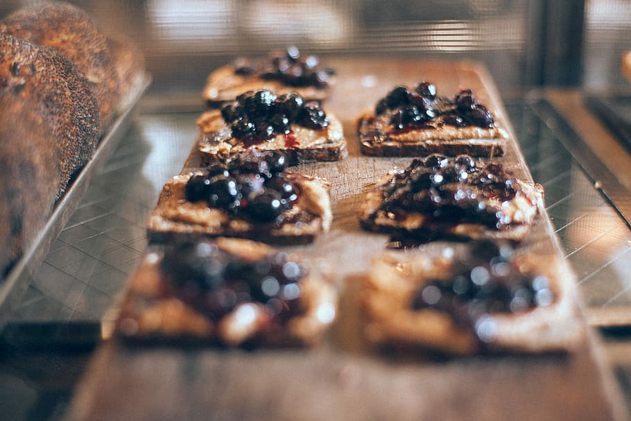 chocolate biscuits with jam on top, cookie on board, cake, berries HD wallpaper