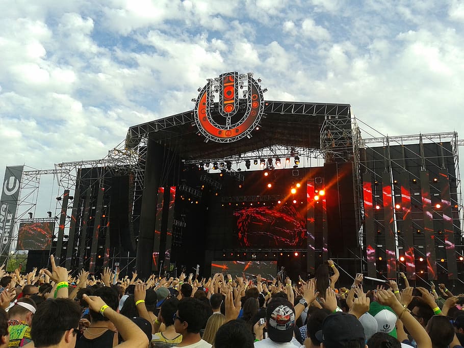 Ultra Music Festival SCL, group of people facing and jamming on the concert