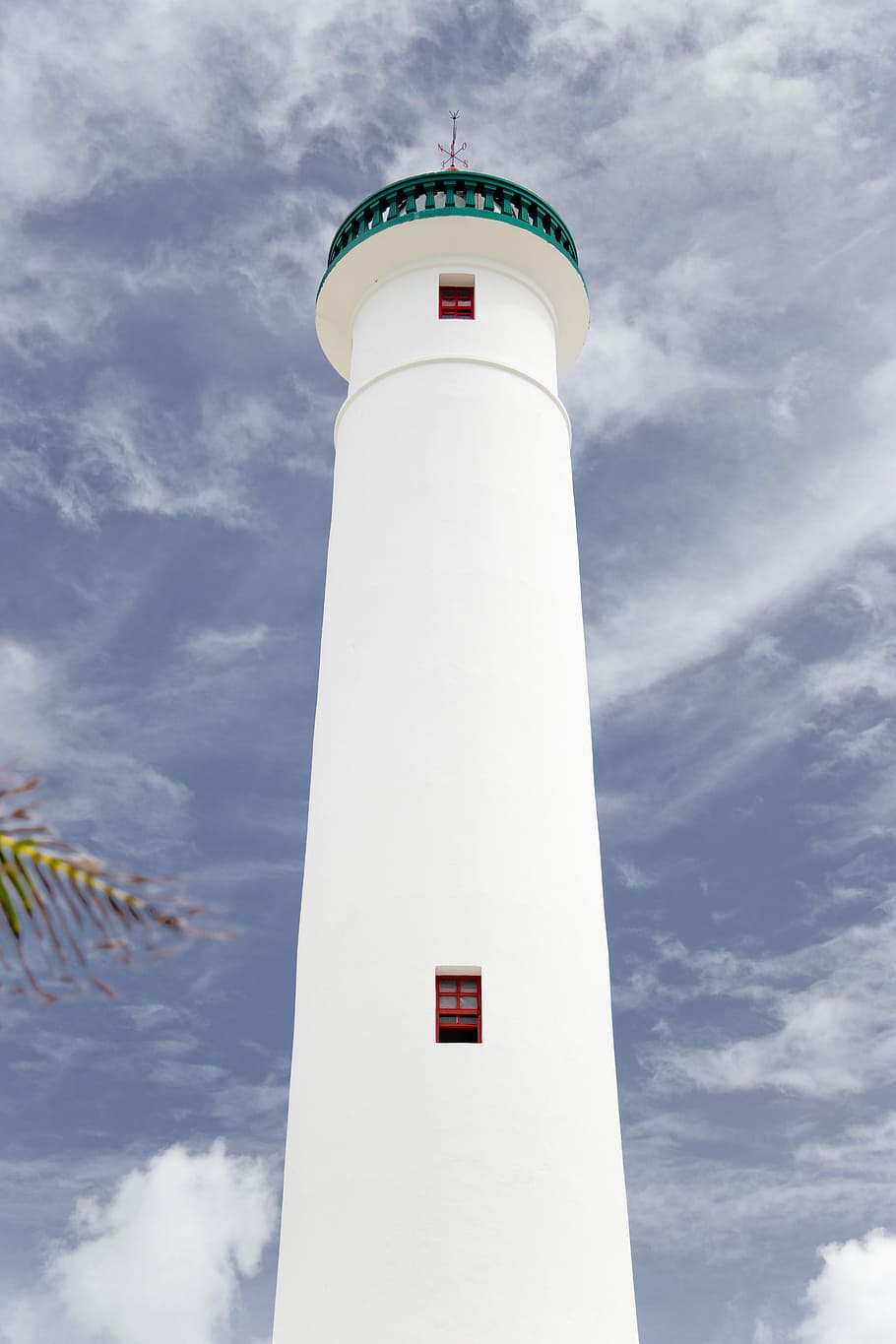 photo of lighthouse under blue sky, photography of white lighthouse HD wallpaper