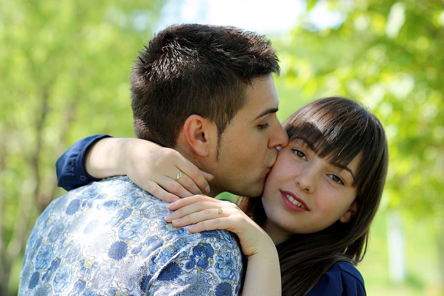 man kiss the chick of woman selected focus photography, man in blue, HD wallpaper