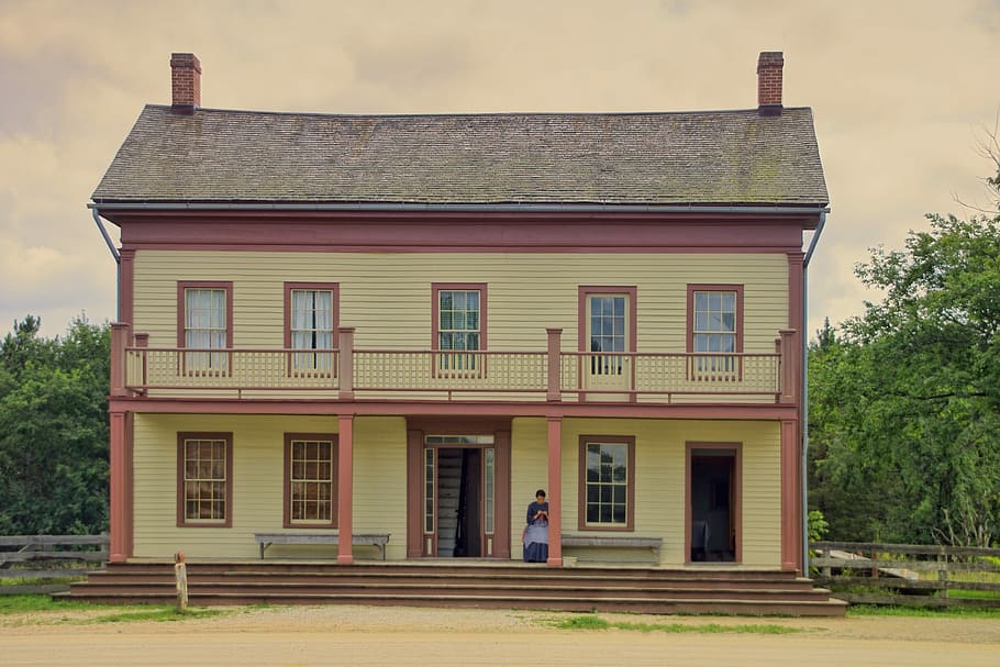 The house is painted. Как дом строили над историческим домом. Yellow 2 story House. One Room School Ireland building historical.