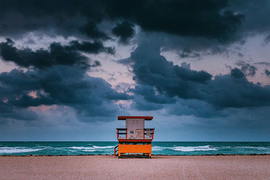 white and brown lifeguard house on seashore during daytime HD wallpaper