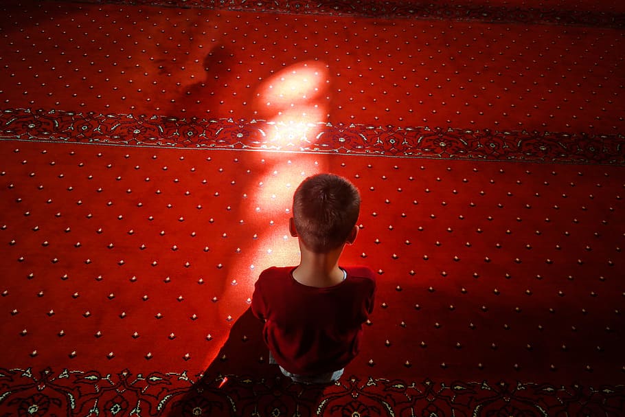 light, person, red, dark, alone, boy, kneeling, pattern, rug HD wallpaper