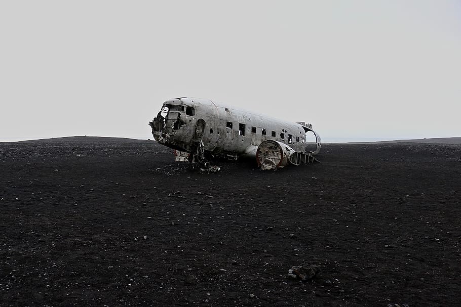 crushed gray airplane, crashed airplane on barren land, iceplane, HD wallpaper