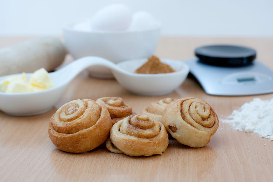 In the kitchen, cinnamon rolls, cake, pastry, bread, bun, cinnamon bun HD wallpaper