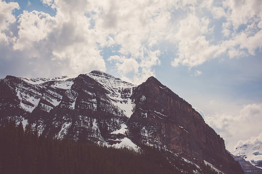 mountain covered snow, snow covered mountain under white sky HD wallpaper